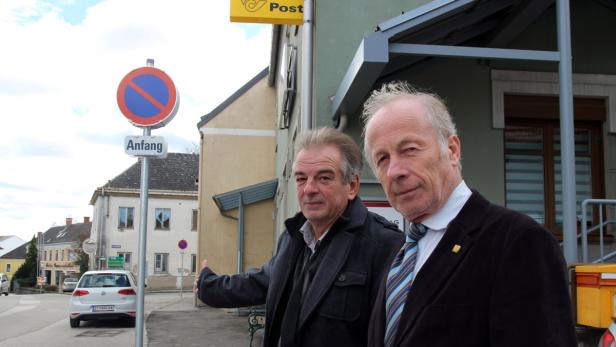 Gföhl: Siegfried König, Karl Simlinger (v.l.) beim neuen Parkverbot vor der Post