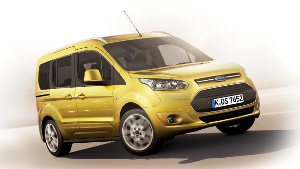 Ein gelber Ford Transit Connect auf einer Testfahrt.