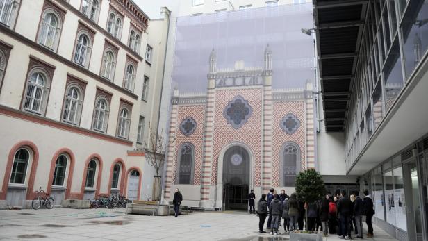 Die Synagoge in der Tempelgasse erlebt als Fassadenbild eine Wiederauferstehung.