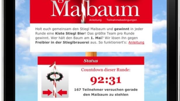 Auf dem Bildschirm eines iPhones ist eine Stiegl-Maibaum-App zu sehen.