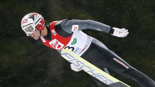 APA10663152 - 15122012 - RAMSAU - ÖSTERREICH: Mario Stecher (AUT) beim Wertungssprung zum Weltcup Skisprungbewerb der Nordischen Kombination am Samstag, 15. Dezember 2012, in Ramsau. APA-FOTO: GEORG HOCHMUTH