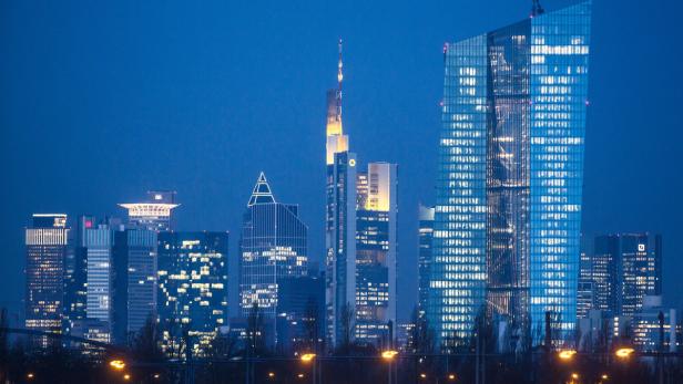 Die Skyline von Frankfurt am Main bei Nacht mit beleuchteten Wolkenkratzern.