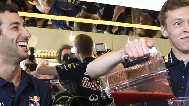 Spaß? Gute Laune herrscht bei den Red-Bull-Piloten Ricciardo und Kwjat nur beim Saft-Mixen. Auf der Rennstrecke sieht es traurig aus.