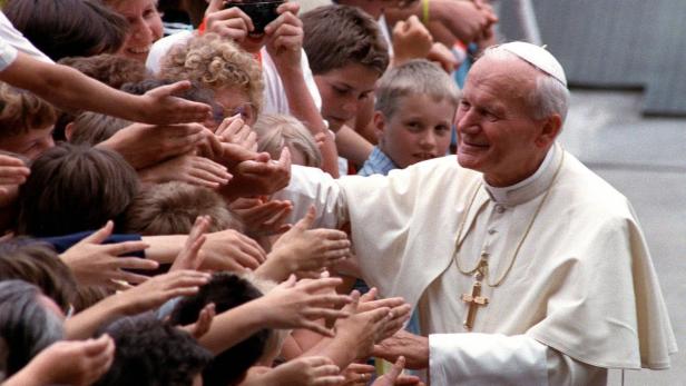 APA3419676-2 - 14012011 - WIEN - ÖSTERREICH: ZU APA-TEXT II - Papst Johannes Paul II mit Kindern vor der Olympia-Eishalle in Innsbruck. (Archivbild vom 27.06.1988) Papst Johannes Paul II. wird am 1. Mai seliggesprochen werden. APA-FOTO: J?ÄGER Robert