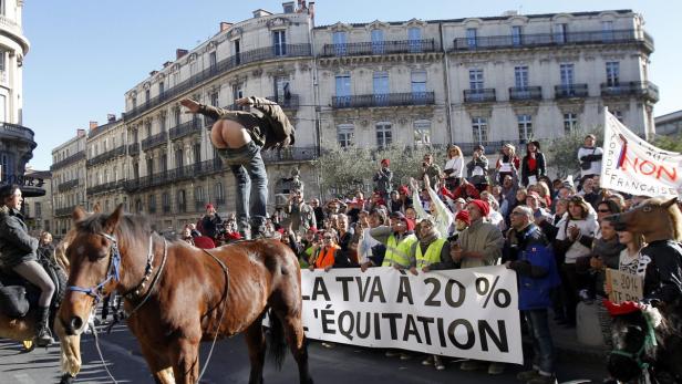 Auf dem Rücken der Pferde.... werden schon einmal die Hosen runtergelassen. Die professionellen Pferdebesitzer (z.b. Reitschulen-Inhaber) Frankreichs demonstrierten am Dienstag gegen die Erhöhung der Steuer.