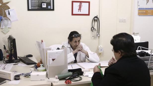 2,5 Millionen Griechen sind ohne Krankenversicherung - ein Arztbesuch kostet bis zu 50 Euro.