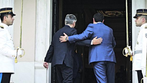 Eine österreichische Geste der Solidarität mit dem krisengeschüttelten Griechenland: Kanzler Faymann und der „liebe Alexis“, wie der Kanzler den griechischen Premier Tsipras nennt, beim Betreten des Regierungsgebäudes in Athen.