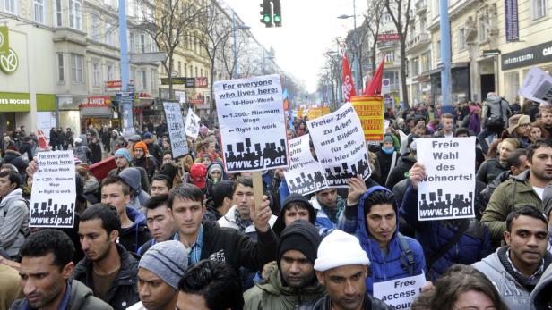 Am Samstagnachmittag marschierten rund 2000 Asylwerber und Sympathisanten der „Refugee-Bewegung“ vom Westbahnhof zur Votivkirche.
