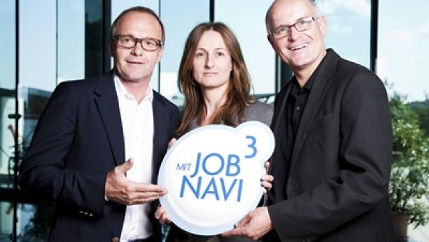 Drei Personen präsentieren ein Schild mit der Aufschrift „Mit Jobnavi³“.