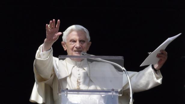 Pope Benedict XVI waves as he leads the Sunday Angelus prayer in Saint Peter&#039;s Square at the Vatican February 17, 2013. Thousands of people gather in St. Peter&#039;s Square to attend the Sunday Angelus prayer. REUTERS/Max Rossi ( VATICAN - Tags: RELIGION)