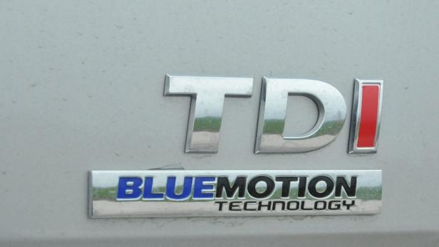 Das „TDI Bluemotion Technology“-Logo auf einem Auto.
