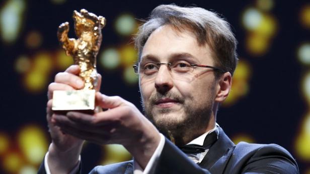 Director Calin Peter Netzer holds the Golden Bear award for Best Film for his movie &quot;Pozitia Copilului&quot; (Child&#039;s Pose) during the awards ceremony at the 63rd Berlinale International Film Festival in Berlin February 16, 2013. REUTERS/Fabrizio Bensch (GERMANY - Tags: ENTERTAINMENT)