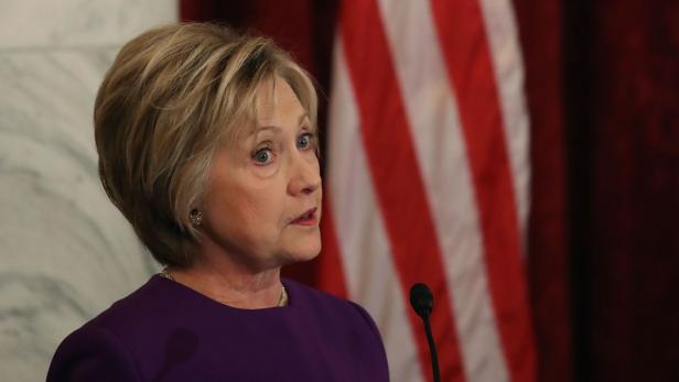 Hillary Clinton spricht vor einer amerikanischen Flagge.