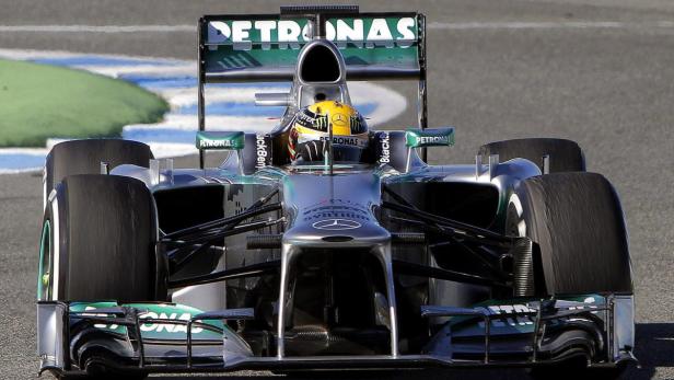 Ein Formel-1-Rennwagen der Marke Mercedes auf einer Rennstrecke.