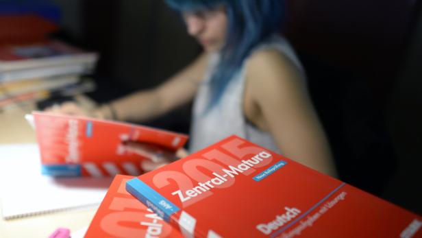 Eine Schülerin lernt mit einem „Zentral-Matura“-Buch Deutsch.