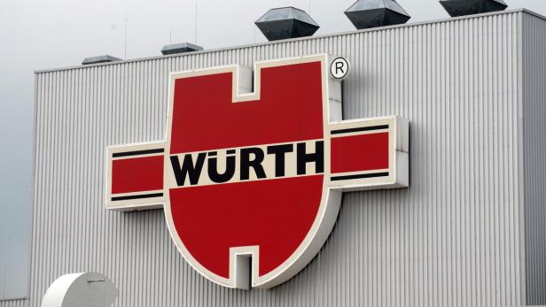 Das rote Würth-Logo an einer grauen Fassade.