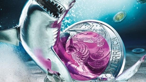 Ein Hai umarmt eine 25-Euro-Münze der Münze Österreich unter Wasser.