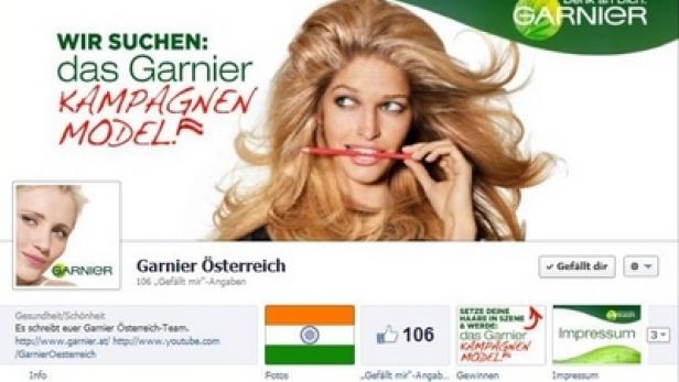 Eine Frau mit blonden Haaren hält einen Stift im Mund für eine Garnier-Kampagne.