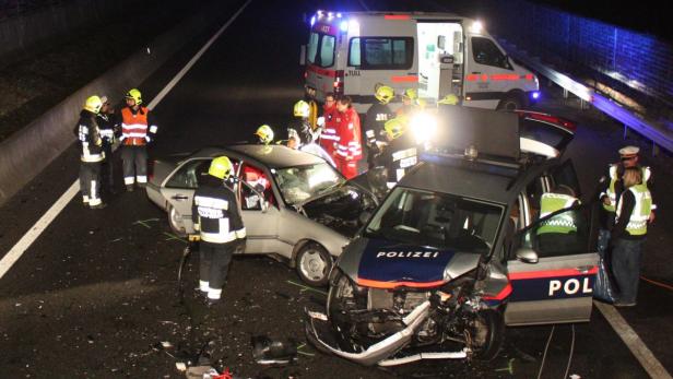 Polizeiauto wurde vom Geisterfahrer gerammt, ein Beamter erlitt Verletzungen