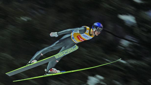 epa03587390 Austrian ski jumper Gregor Schlierenzauer is airborne during the Ski Flying World Cup Team Tour at the Heini-Klopfer ski jump in Oberstdorf, Germany, 16 February 2013. EPA/MARC MUELLER