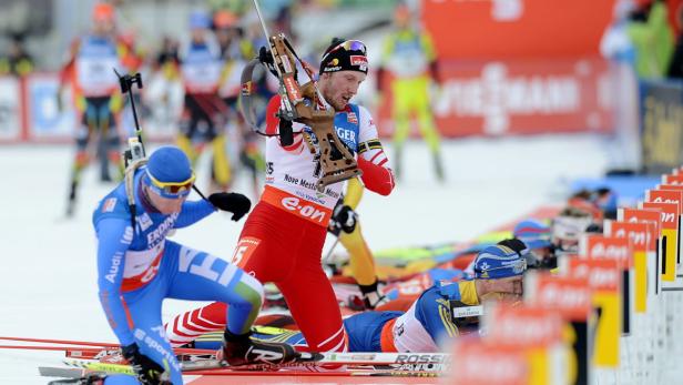 epa03576920 Dominik Landertinger (C) of Austria at the shooting range during the men&#039;s 12,5km pursuit race at the Biathlon World Championships in Nove Mesto, Czech Republic, 10 February 2013. EPA/FILIP SINGER