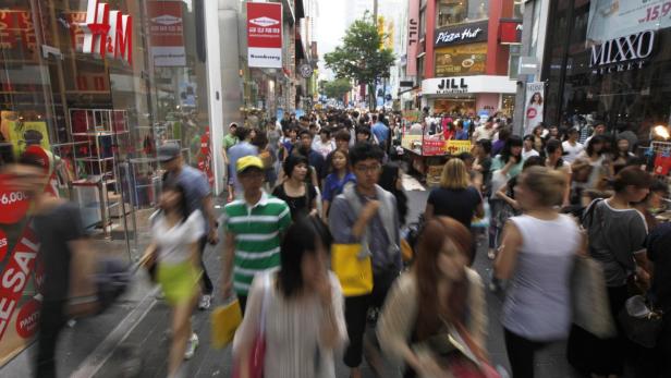 &quot;Seoul Summer Sale&quot; in Myeongdong. Dicht gedrängt schieben sich die Menschenmassen über die beliebte und teure Einkaufstraße im gleichnamigen Viertel der südkoreanischen Hauptstadt.