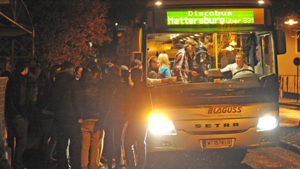 Der Discobus ist im Norden des Landes schon lange etabliert, rund 60.000 Jugendliche nutzten das Angebot. Im Bezirk Jennersdorf wurden rund tausend Fahrgäste gezählt.
