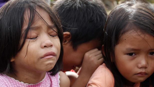 Traumatisierte Kinder aus einem zerstörten und von Bewaffneten überfallenen Dorf warten in Tacloban auf Helfer. 600.000 Menschen sind auf dringende Hilfe angewiesen.