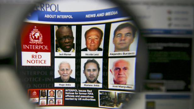 Ein Bildschirm zeigt Interpol-Fahndungsfotos von Jack Warner, Nicolás Leoz, Alejandro Burzaco und anderen FIFA-Funktionären.