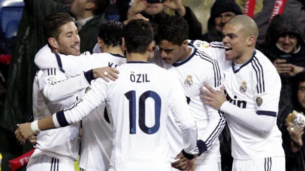 Eine Gruppe Fußballspieler von Real Madrid feiert gemeinsam ein Tor.