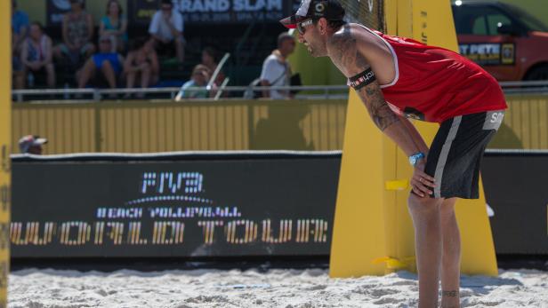 Ein Beachvolleyballspieler beugt sich am Netz während eines Spiels in St. Pete Beach.