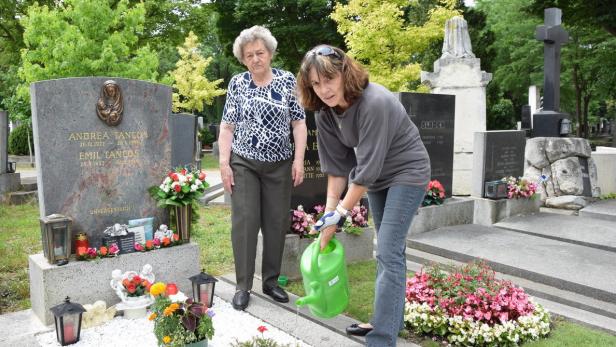 Gerlinde Sauberer lässt ihre Mutter Maria Tancos nicht mehr alleine auf den Friedhof fahren. „Es passiert so viel, ich habe Angst um sie. Man weiß ja nie, was passiert“