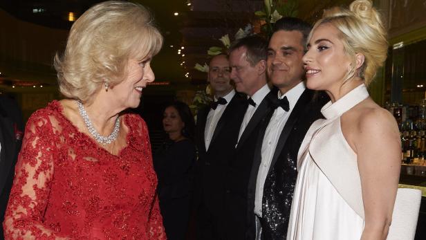Herzogin Camilla begrüßte vor der Show Lady Gaga und Robbie Williams