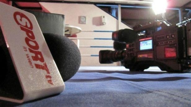 Eine Kamera von Sport in Wien TV steht in einem Boxring.