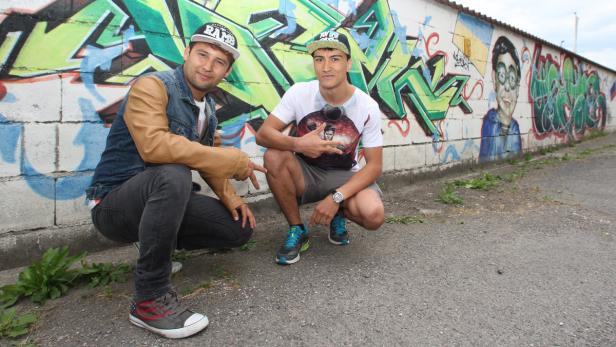 Khaled (li.) und Habib sind als Jugendliche ohne Begleitung nach Österreich geflüchtet. Heute leben sie im Haus Sarah der Caritas