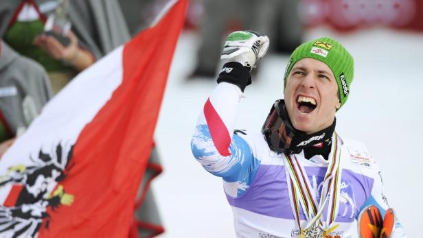 APA11507258 - 17022013 - SCHLADMING - ÖSTERREICH: ALPINE SKI-WM IN SCHLADMING: Marcel Hirscher (AUT/1. Platz) mit allen Medaillen bei der Siegerehrung des Slaloms der Herren am Sonntag, 17. Februar 2013, in Schladming. APA-FOTO: ROBERT PARIGGER