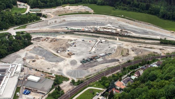 Bauarbeiten für den Semmering-Basistunnel im Sommer 2013: In Gloggnitz wurden bereits zwei Eisenbahnbrücken errichtet, eine Landesstraße verlegt sowie Hochwasserschutzmaßnahmen umgesetzt.