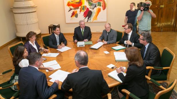 Erster Arbeitstag der neuen steirischen Landesregierung unter ÖVP-Führung: Zweieinhalb Wochen nach den Landtagswahlen begann die 17. Legislaturperiode damit offiziell.