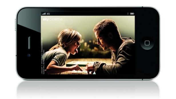 Ein iPhone zeigt ein Bild von einem Vater und seiner Tochter, die ein Brettspiel spielen.