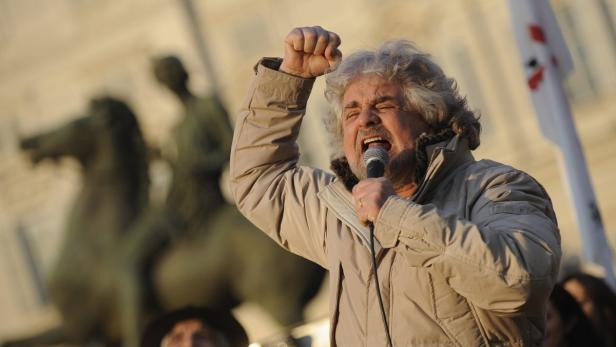 Five-Star Movement leader and comedian Beppe Grillo gestures during a rally in Turin February 16, 2013. REUTERS/Giorgio Perottino (ITALY - Tags: POLITICS ELECTIONS)