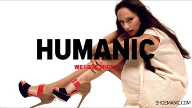 Eine Frau posiert mit High Heels der Marke Humanic.