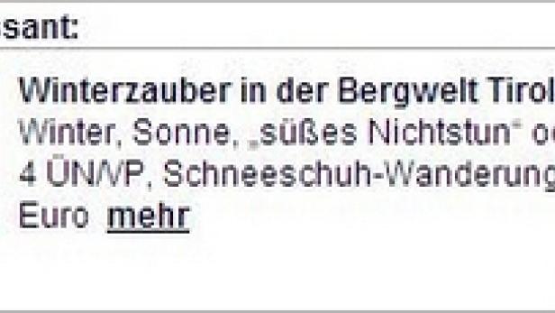 Eine Person geht im Winter in der Bergwelt Tirols mit Schneeschuhen.