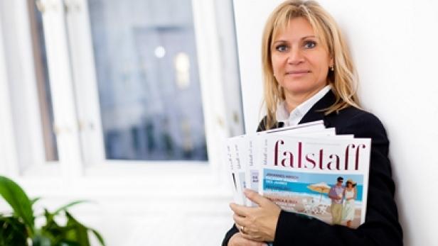 Eine Frau im Blazer hält mehrere Ausgaben des „Falstaff“-Magazins in den Händen.