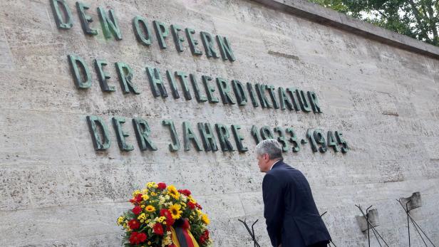 Erinnerung: Deutschlands Bundespräsident Joachim Gauck bei der Gedenkstätte Plötzensee