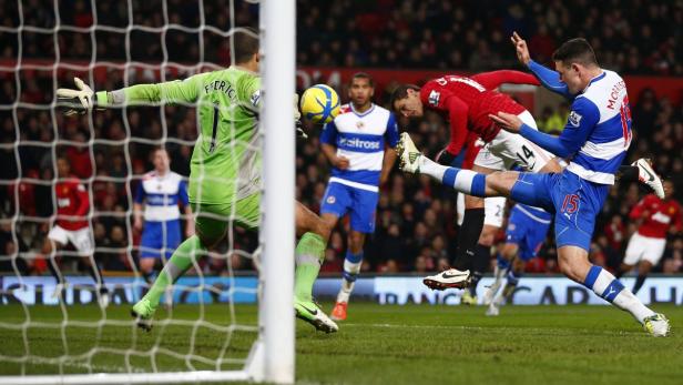 Manchester United&#039;s Javier Hernandez (2nd R) heads the ball to score his side&#039;s second goal during their FA Cup soccer match against Reading at Old Trafford in Manchester, northern England, February 18, 2013. REUTERS/Darren Staples (BRITAIN - Tags: SPORT SOCCER TPX IMAGES OF THE DAY)