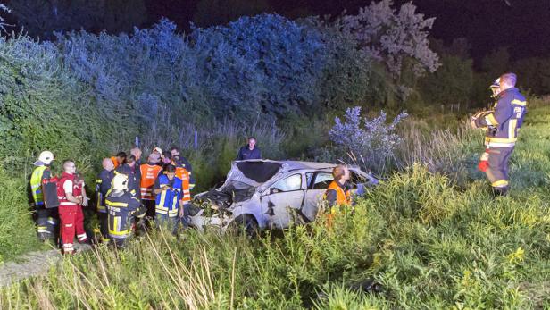 Einsatzkräfte am Unfallort