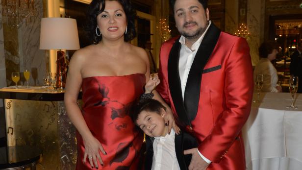 Anna Netrebko mit ihrem Mann Yusif Eyvazov und ihrem Sohn Tiago posieren für ein Foto.