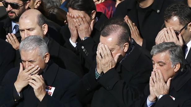 Beim Begräbnis: Premier Yildirim, Erdogan and der ehemalige Präsident Abdullah Gul