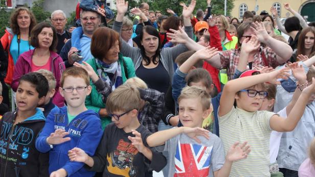 Gemeinsam feiern: Volksschüler waren mit Feuereifer dabei