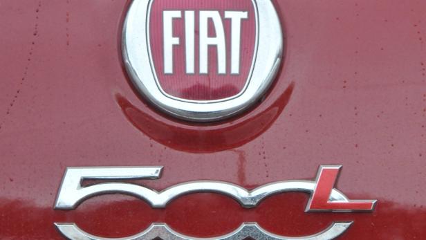 Das Logo eines roten Fiat 500L.